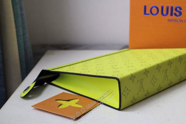 lv手包 2019夏季新品 POCHETTE VOYAGE中號手袋 M61692新花 lv男士手拿包  lvqb1517